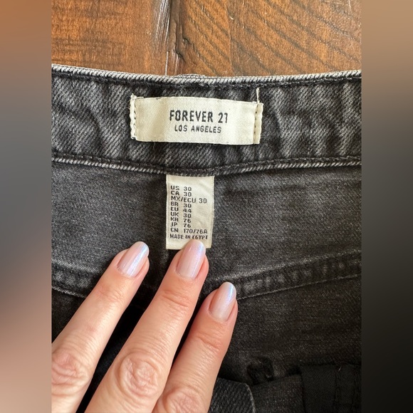 Black Distressed High Waisted Jeans Denim Shorts Forever 21 Size 30 - Picture 4 of 11